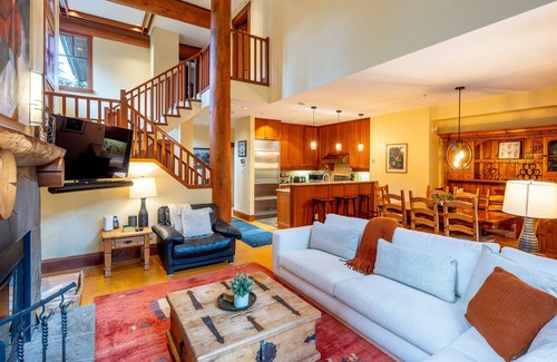 Nordic Estates House | SKI IN/OUT | Spacious 4BR | Private Hot Tub | Double Garage | Managed By Aloha Whistler