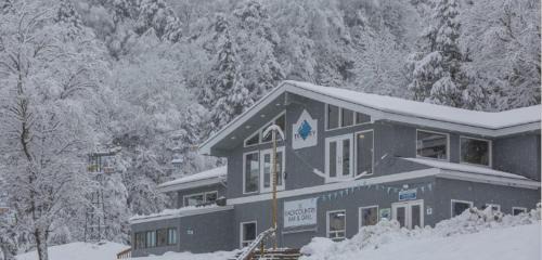 Plymouth Ski Chalet | SKI IN OUT w Fireplace at Tenney & 3 more Indy Pass Mts