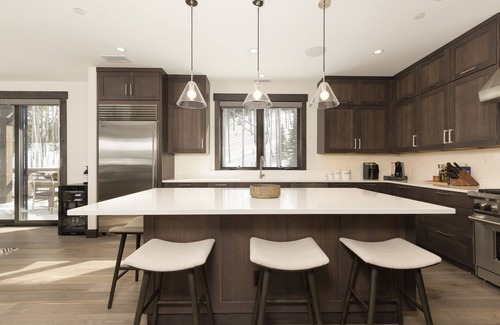 Spanish Peaks Cabin | Ski-in/Ski-out Cabin with Hot Tub, Fireplace, Heated Garage, and Grill!