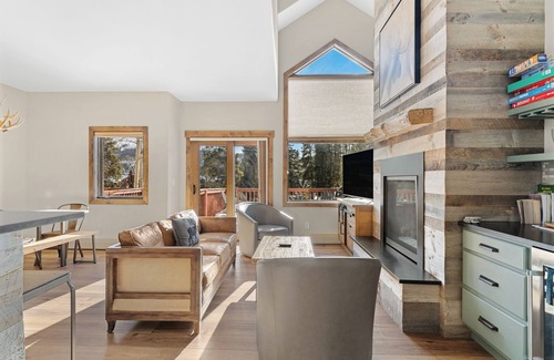 Four O'Clock House | Ski-In/Ski-Out Condo in Breckenridge With Up-Close Slope Views!
