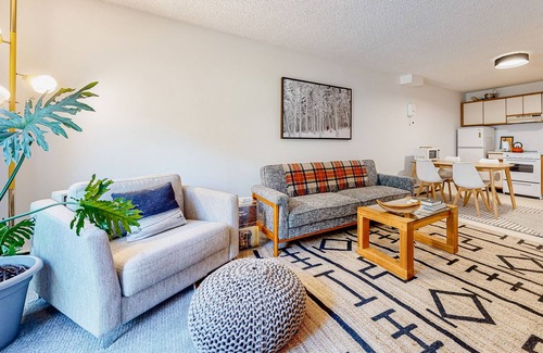 Londonderry Condo | Ski-in/ski-out condo with patio, gym, game room & mountain view