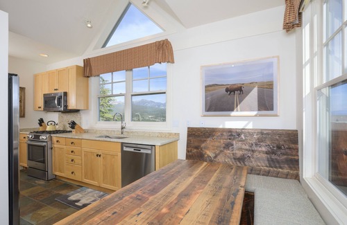 Saddle Ridge House | Ski-in/ski-out home w/great views & hot tub in Moonlight Basin - Saddle Ridge - Timber Wolf Chalet