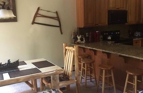 Bartlett House | SKI-IN/SKI-OUT Slopeside Attitash Condo - Sleeps 8!