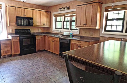 Drayton Plains Cabin | Ski Pine Knob! Ice skating on Walters lake! Indoor fireplace! WiFi! Pool Table!