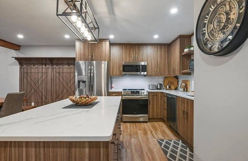 Tannersville House | Ski Side Escape-3 bedrooms, 2.5 bath sleeps 10 located one mile from Camelback!