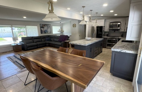 Holladay House | Skiing, 2 Kitchens, 2 Units in 1, 80” TVs, W/D, 2 Backyards