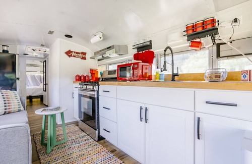 Elton House | Skoolie New River Gorge - Big Blue