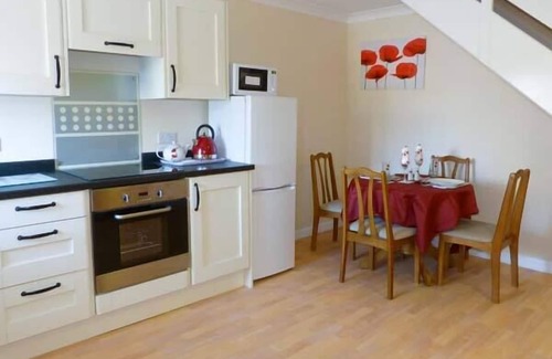 Lanark Cottage | SKY BLUE COTTAGE, pet friendly, with a garden in Braehead