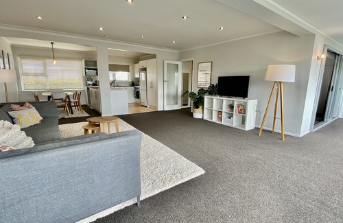 Takapuna Condo | Sky Blue Sanders! Seaview + 2 min walk to Takapuna Beach!