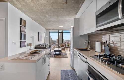 Connaught Apartment | "Sky Cabin" , Downtown Views, AC, Underground Parking, Central Downtown