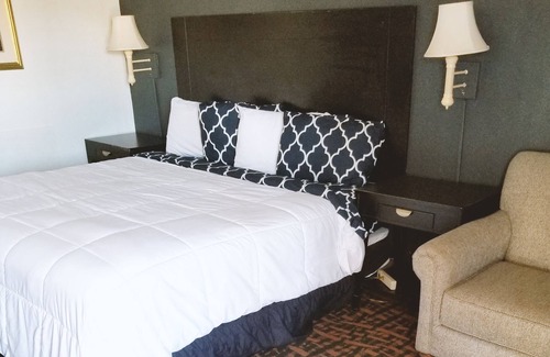 Hutchinson Hotel | Sky-Palace Inn Hutchinson-1 Queen Suite with Sofa NS