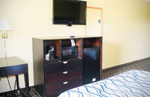 Park City House | Sky Palace Inn & Suites Park City Wichita North - Comfort 2 Queen Beds NS