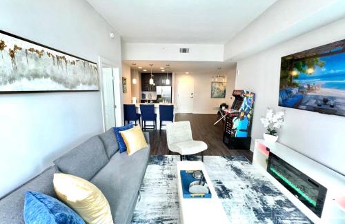 North Buckhead Apartment | Skyline Retreat Penthouse, Top Floor, Year round Pool, City View!