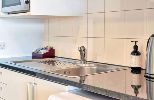 Takapuna Apartment | Skyline Sojourn Studio with Parking and Sea Views