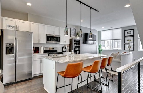 Dahlman House | Skyline Stay - Near Downtown & Zoo+ Garage+Rooftop