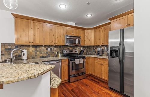 Town Centre Apartment | Skyline Suite Downtown Canmore Stay !