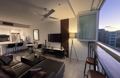 Teneriffe Apartment | Skyline views & Rooftop Pool in Trendy Newstead