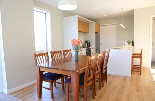 Johnsonville House | Skyline Vista: Luxe View, Parking, Espresso & Netflix
