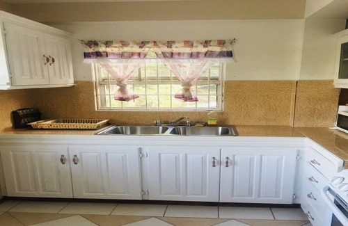 Gate Park Apartment | Skylite- Cozy Private Apartment, In A Secure Setting, Near Golf, Town and Beach