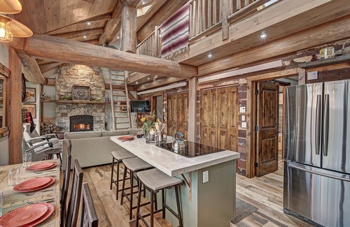 Coal Creek Cabin | Skyrun 2 Bedroom Cabin by RedAwning