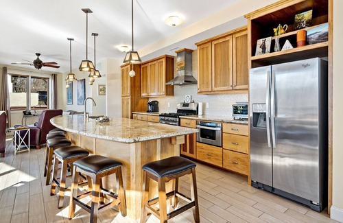 Black Mountain House | Skytop Chalet | Pet Friendly, Hot Tub & Stunning Mountain Views!