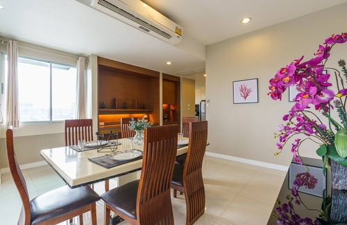 Khlong Toei Apartment | SKYVIEW@MRT/7-Eleven/Gym/POOL/Hi-SWifi/DailyClean/ETK