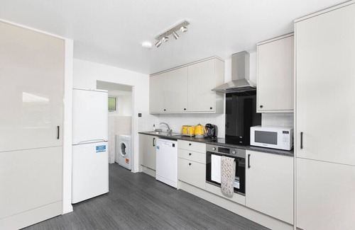 Shephall House | Skyvillion - 2Bed Stevenage House w/Garden&Parking