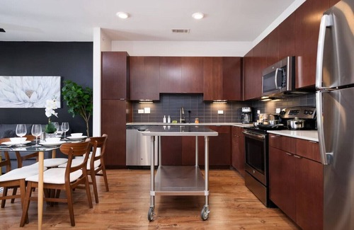 King William Apartment | Sleek 2BR w/Gym, Parking, Near King Wms&Towers