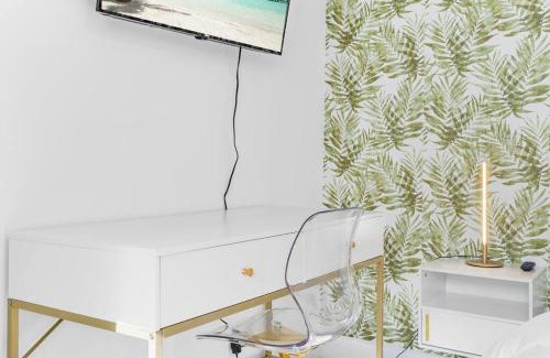 Flamingo Parks Apartment | Sleek and Cozy Studio l Freshly Renovated