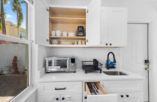 Flamingo Parks Apartment | Sleek and Cozy Studio l Freshly Renovated