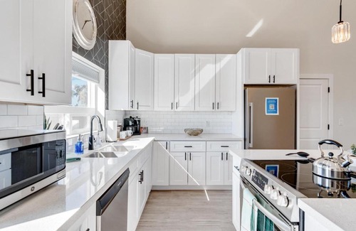 Chandler House | Sleek Escape