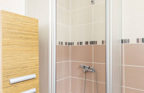 Goztepe Apartment | Sleek Flat w Balcony 8 min to Coast on Bagdat Ave