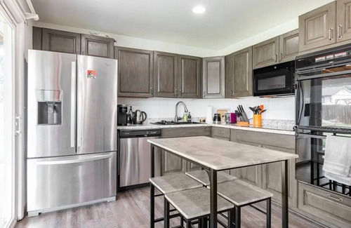 Morrison House | Sleek Getaway: Minutes to Red Rocks