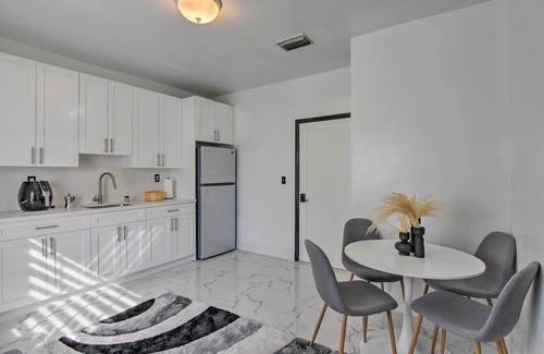 Country Club Apartment | Sleek Hialeah Guest Suite on Golf Course!