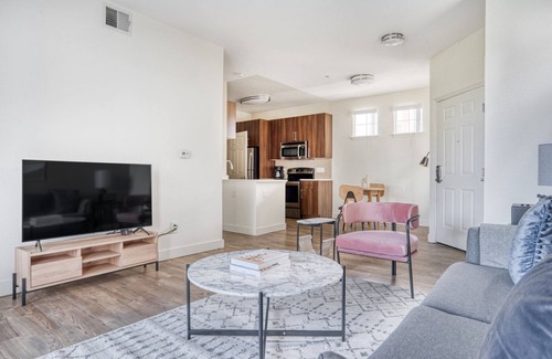 Sunnyvale Apartment | Sleek Sunnyvale 1BR w/Pool, W/D, Gym, near 101 & 237, by Blueground