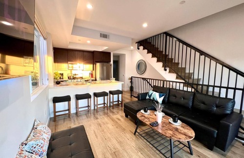 Pico-Union House | Sleek Townhouse Getaway + Private Rooftop Deck 🍹