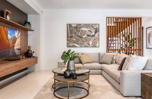 Bridgeman Downs House | Sleek Tropical Oasis / Bridgeman Downs