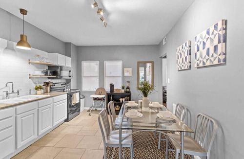 Meridian-Kessler Apartment | Sleep 5| Pet & Baby| Laundry | Closer to Hospitals