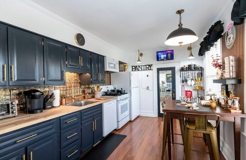 Utica Apartment | Sleep 6 Uptown Utica Spacious 2 story ensuite Apt 10 min to Adirondack Nexxus Ct