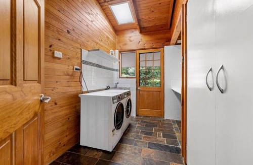 Bonville House | Sleep 9 @ Secluded Farmstay 12min to Coffs Harbour