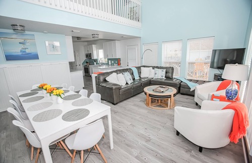 San Luis House | Sleeps 10- Beach House Steps to the Beach! 6 seat golf cart available!