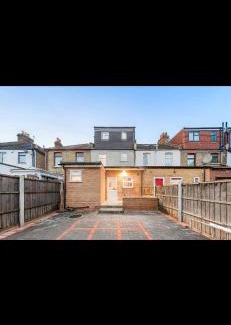 Loxford House | Sleeps 10, CINEMA TV , 2 baths, 10 mins to Stratford