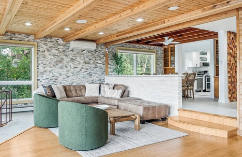 Danbury House | Sleeps 10 - Private Dock, Sauna, Outdoor Dining