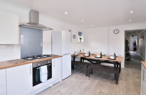 Trowbridge House | Sleeps 11, 2 Bath Bungalow - Parking & Free Wifi