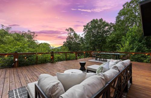 Blue Ridge House | Sleeps 11 - Sauna - Hot Tub - Game Room - Fire Pit