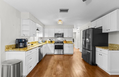 Largo House | Sleeps 12~Heated Pool~Pickleball~Hot Tub~Fire Pit