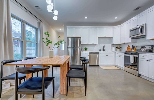 Vollintine-Evergreen House | Sleeps 12 - Shuffleboard Fire Pit Near Beale St