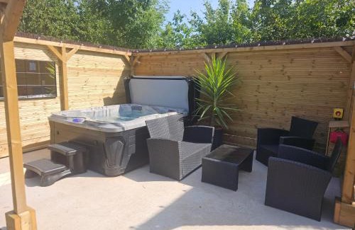Fiddington House | Sleeps 12, Stunning, Dog Friendly, Hot Tub, Rural