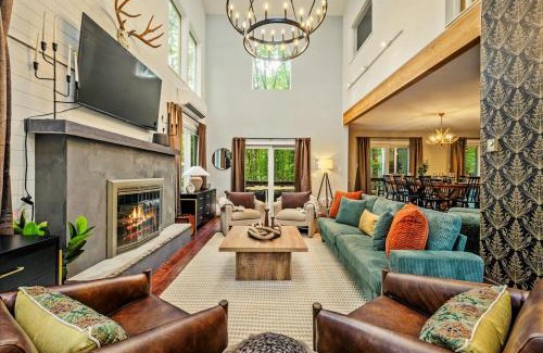 East Stroudsburg House | Sleeps 14 Hot Tub Paddle Boards Arcade Games