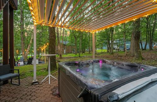 East Stroudsburg House | Sleeps 14 Hot Tub Paddle Boards Arcade Games